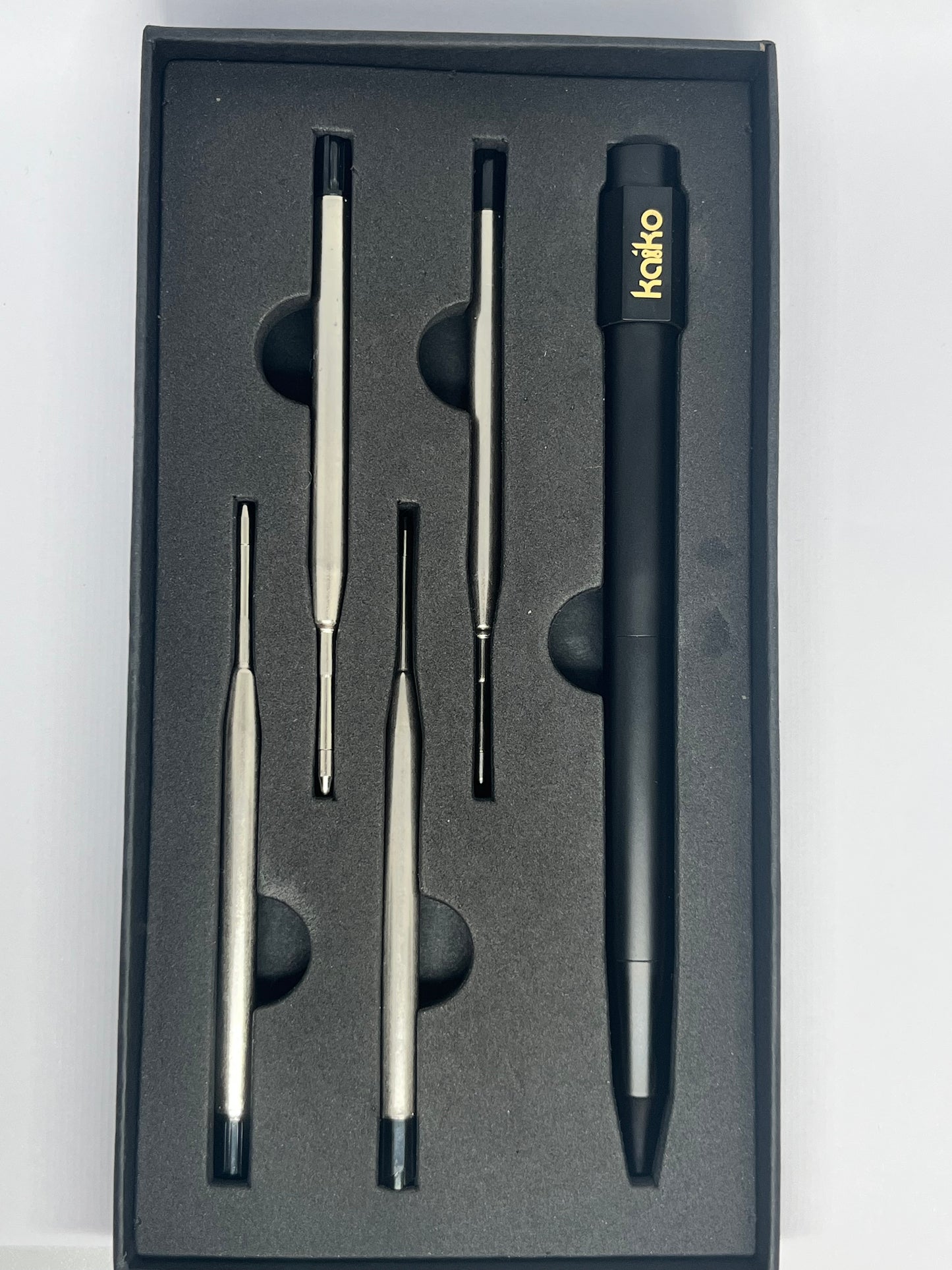 Black weighted spinner pen with 4 refills - By Kaiko